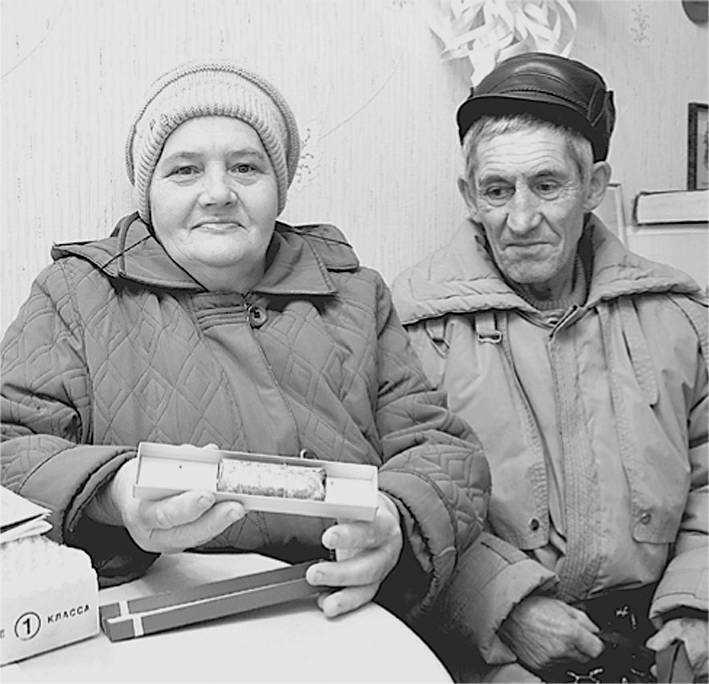 Газета "Отечество", декабрь 2014 г. В редакции газеты «Знамя Октября» родственникам солдата передали ручку ножа с фамилией.