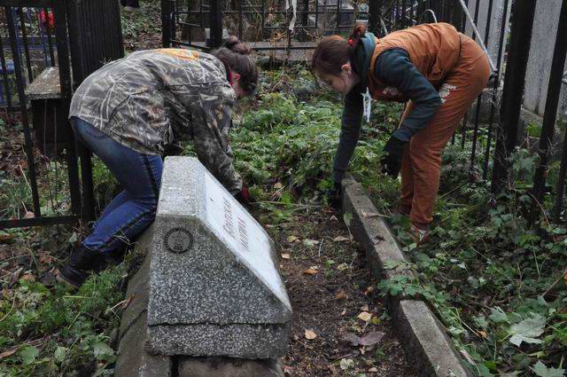 Уборка воинских захоронений на кладбищах в Республике Татарстан.