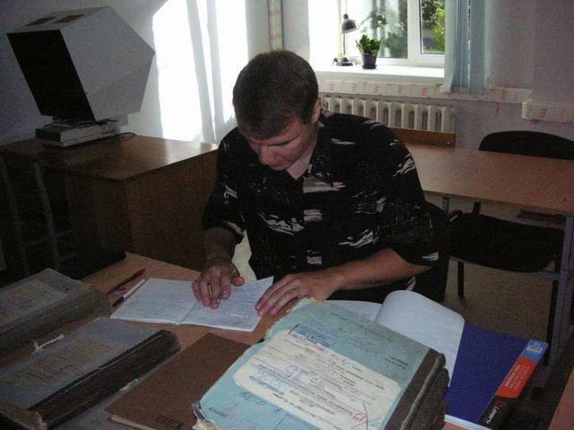 Роман Савченко в читальном зале ЦАМО РФ. Август 2009 г.
