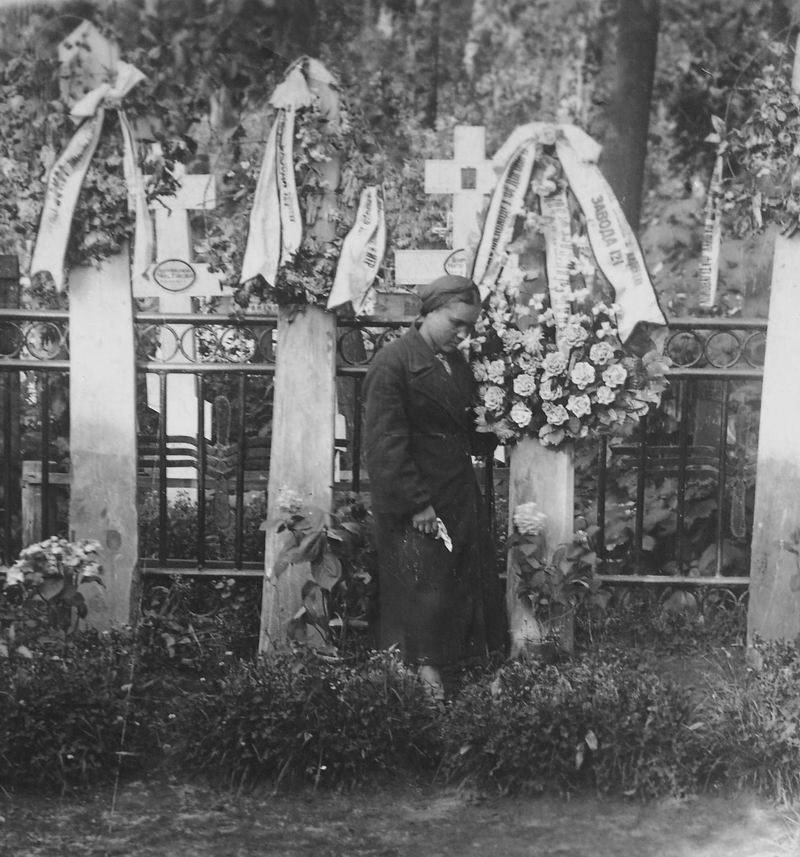 Жена А.Ф.Лапко у могилы мужа. 1942 г.