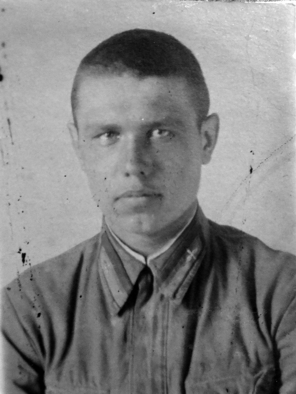 Младший лейтенант Дворянинов Виктор Иванович.