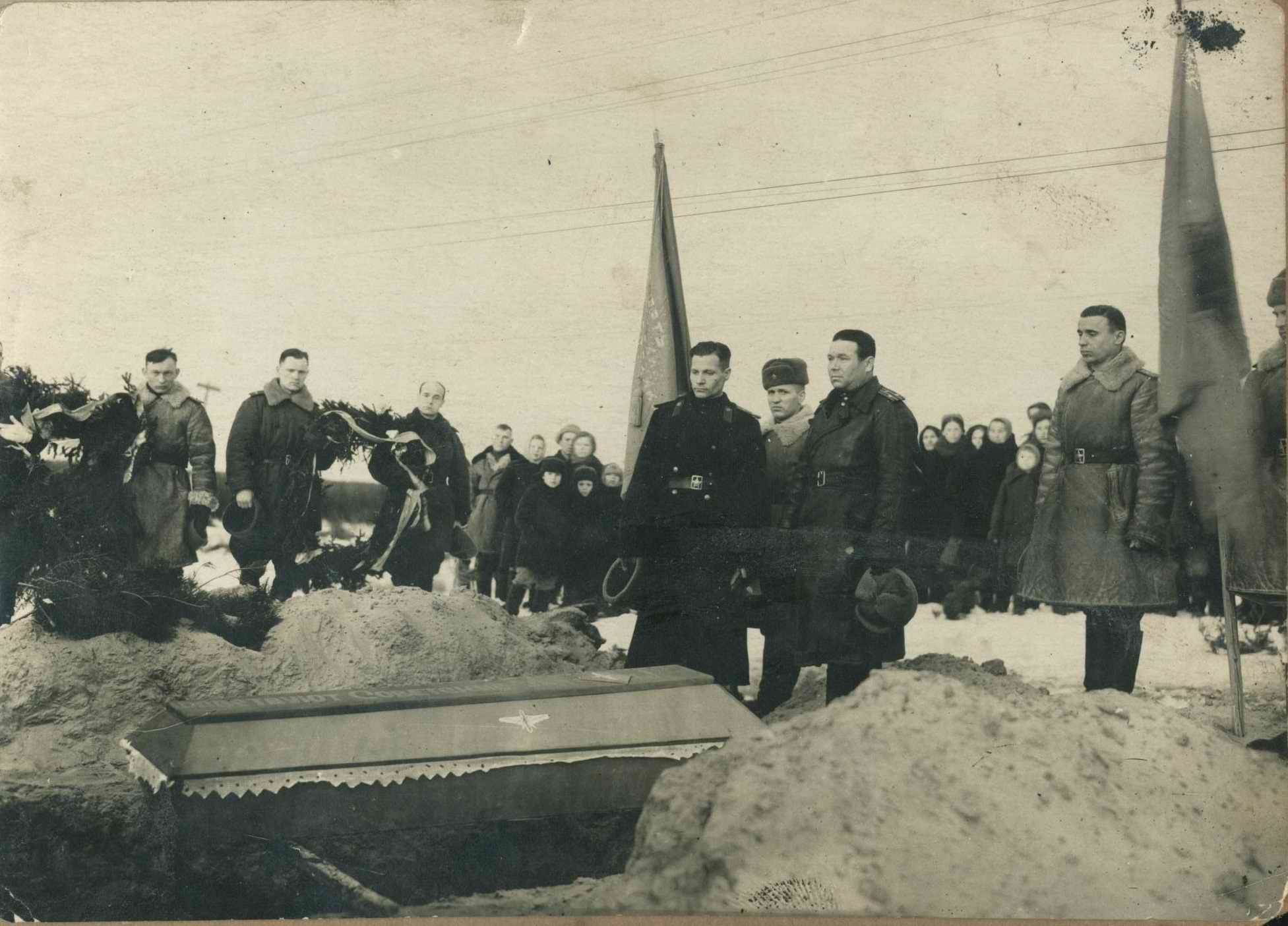 Похороны гв.майора И.И.Трубицына. д.Сарожа, Ленинградская область. 1943 год.