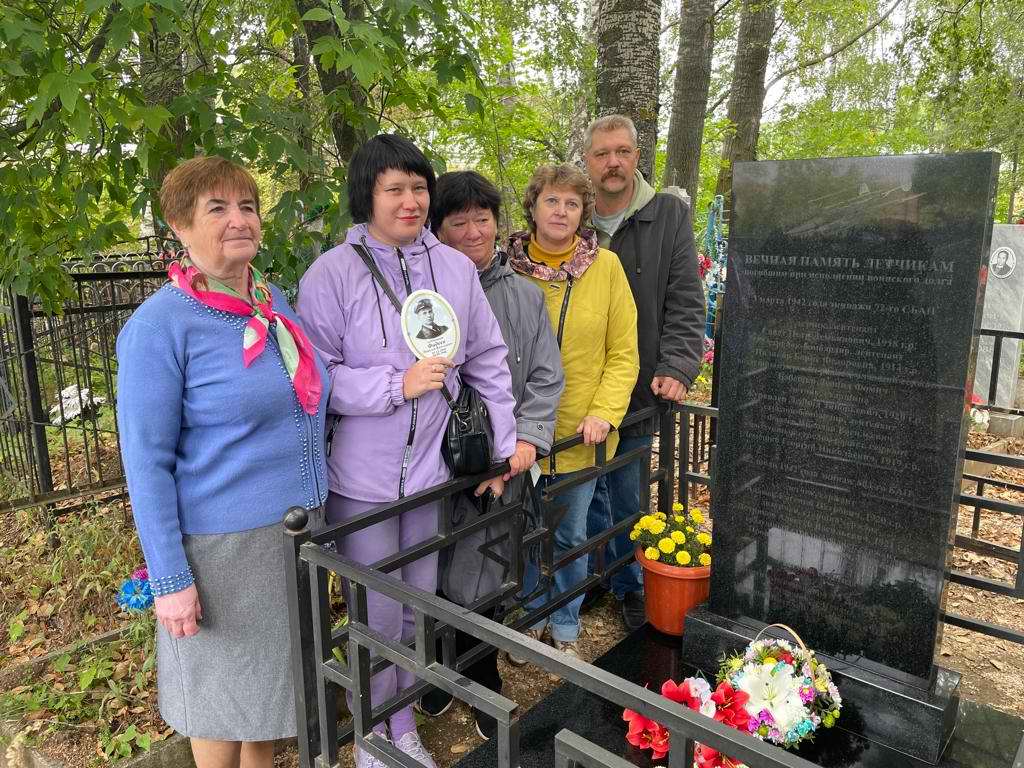 Родные погибшего штурмана самолета Пе-2 приехали из городов Архангельск и Владимир посетить его могилу в селе Кощаково Пестречинского района. 2022.