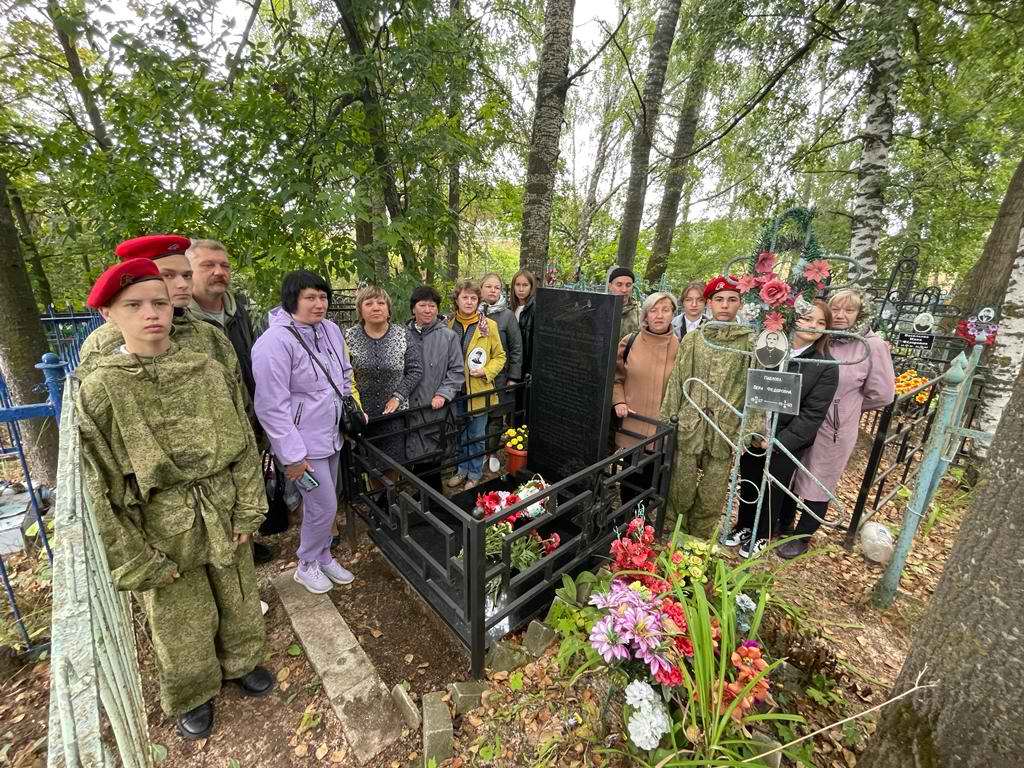 Родные погибшего штурмана самолета Пе-2 приехали из городов Архангельск и Владимир посетить его могилу в селе Кощаково Пестречинского района. 2022.