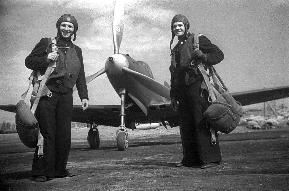 Иван Степанович Грудаков и Николай Матвеевич Диденко перед вылетом на задание, 1943 год.