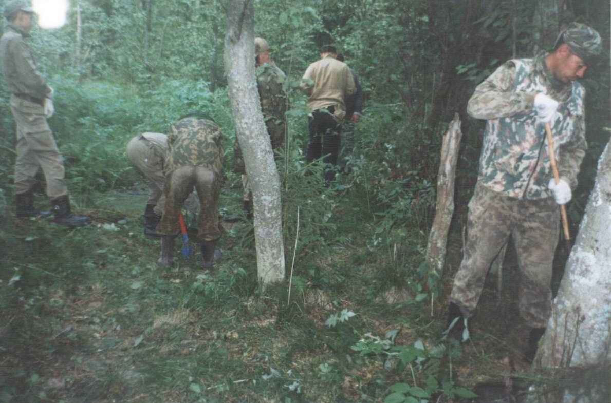 Челябинские поисковики на месте падения самолета Иванюхина. 2002 г.