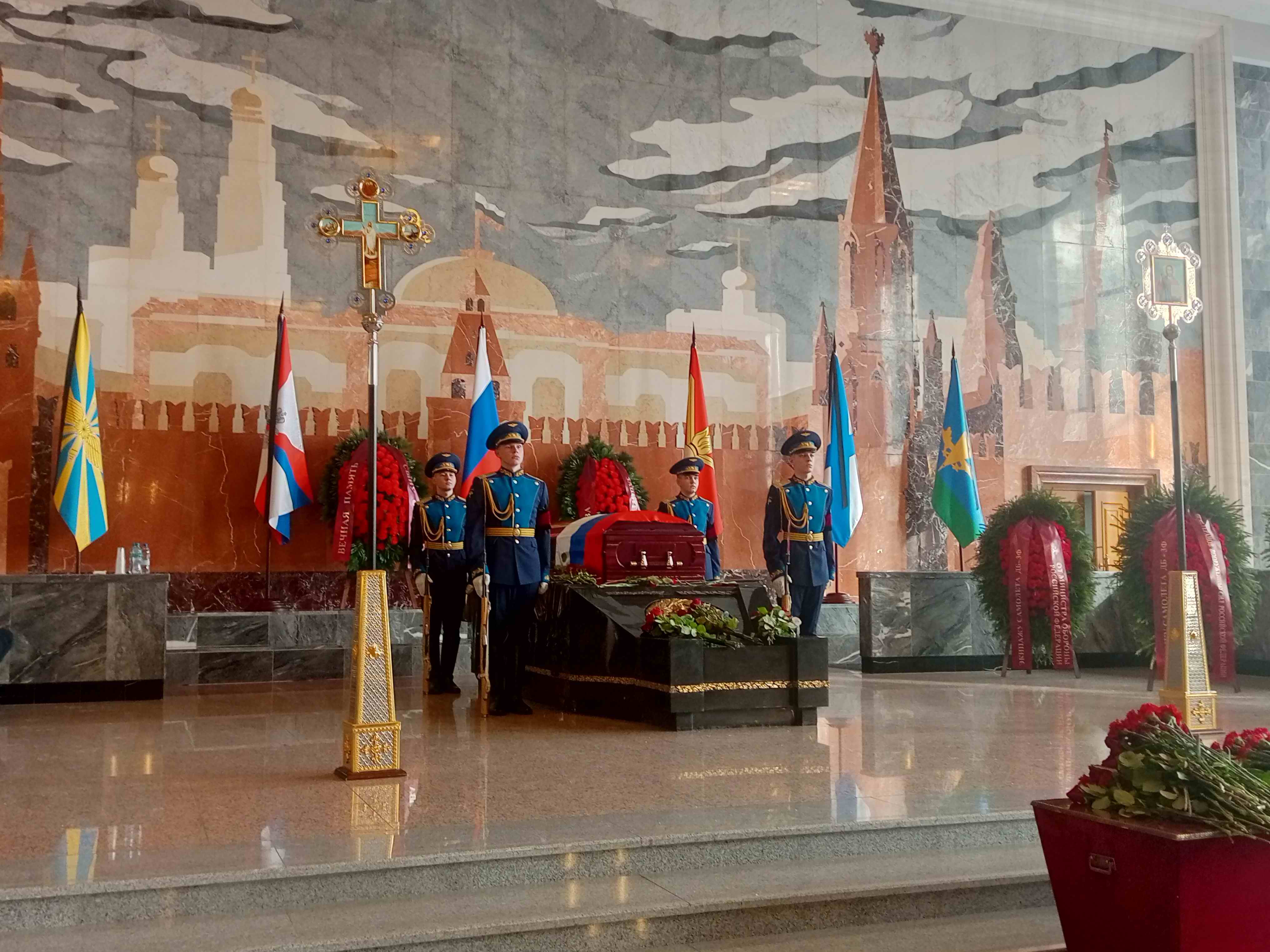 В Подмосковье с почестями захоронили экипаж Героя Советского Союза Василия Гречишникова.
г.Мытищи Московской области - Республика Татарстан. 2026 г. В Подмосковье с почестями захоронили экипаж Героя Советского Союза Василия Гречишникова.
г.Мытищи Московской области - Республика Татарстан. 2026 г.