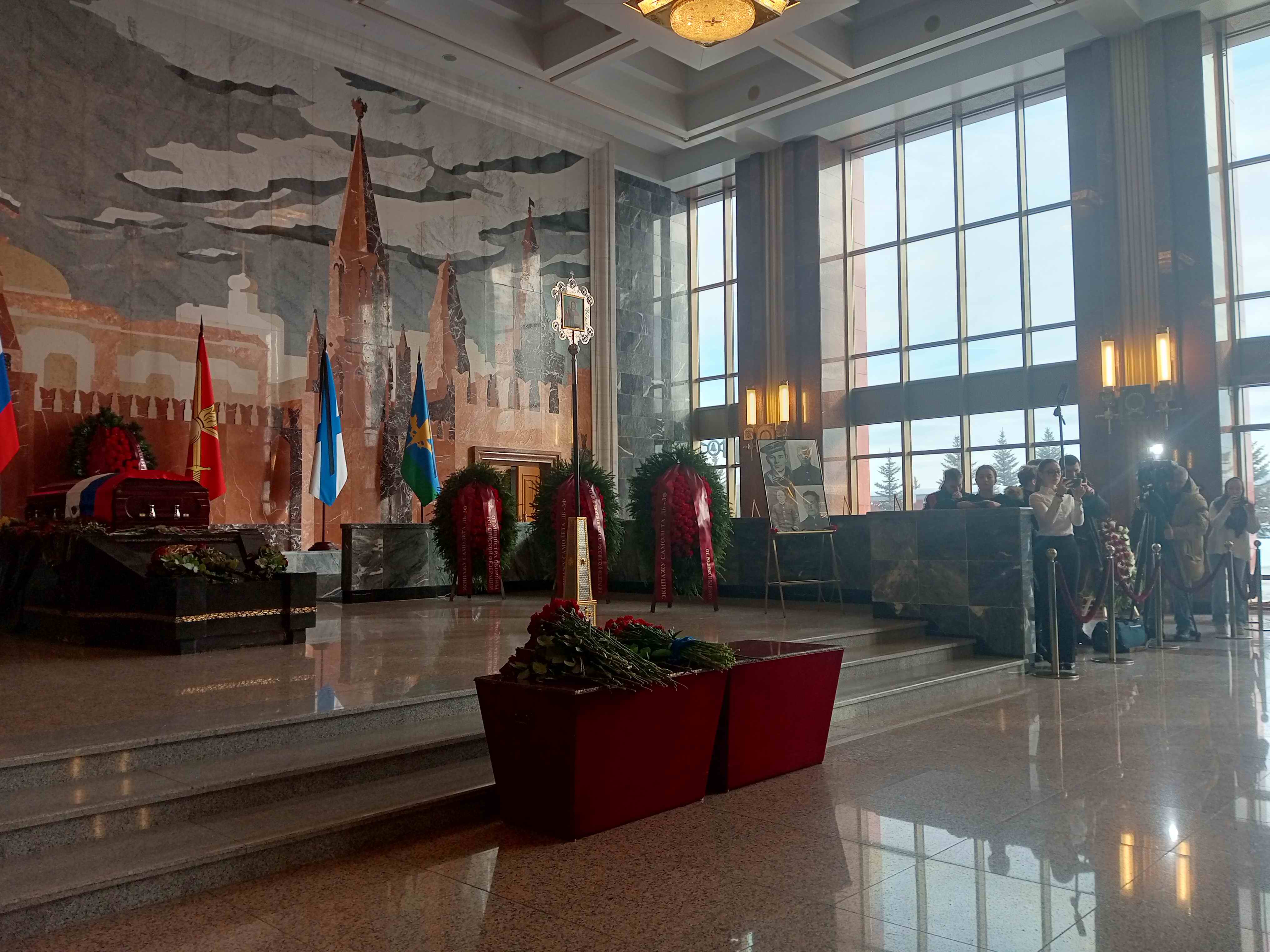 В Подмосковье с почестями захоронили экипаж Героя Советского Союза Василия Гречишникова.
г.Мытищи Московской области - Республика Татарстан. 2026 г. В Подмосковье с почестями захоронили экипаж Героя Советского Союза Василия Гречишникова.
г.Мытищи Московской области - Республика Татарстан. 2026 г.