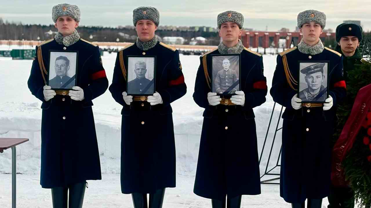 В Подмосковье с почестями захоронили экипаж Героя Советского Союза Василия Гречишникова.
г.Мытищи Московской области - Республика Татарстан. 2026 г. В Подмосковье с почестями захоронили экипаж Героя Советского Союза Василия Гречишникова.
г.Мытищи Московской области - Республика Татарстан. 2026 г.